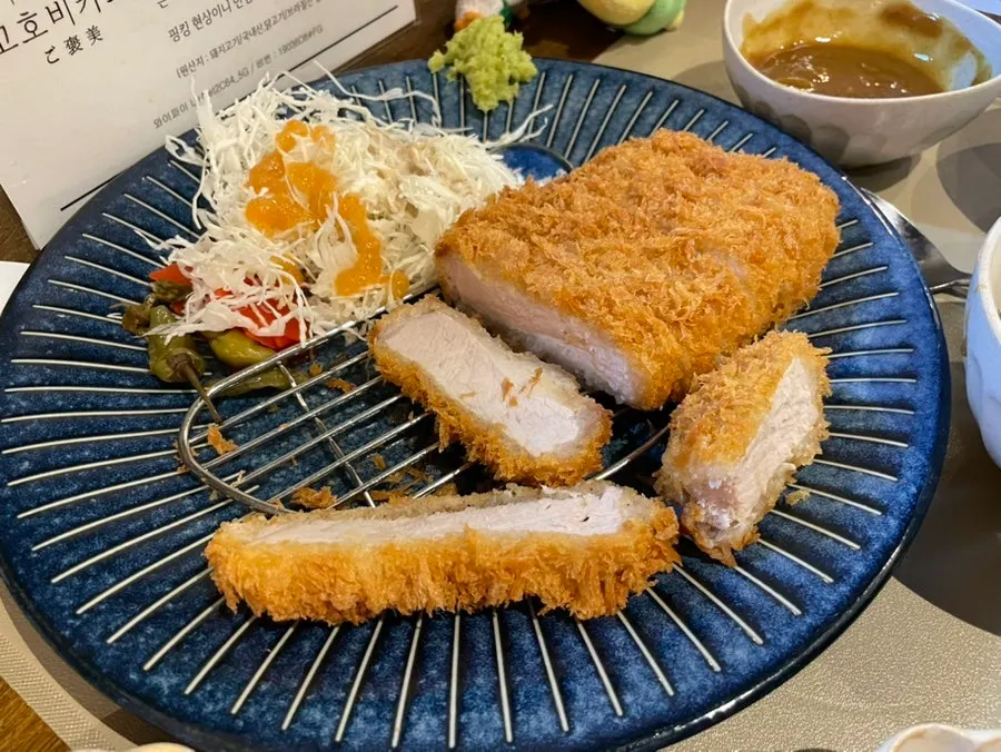 Table set before the rosu katsu is served