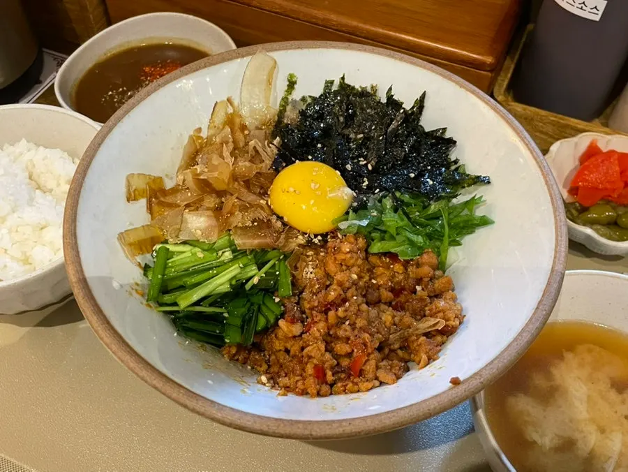 Mazesoba set topped with various ingredients