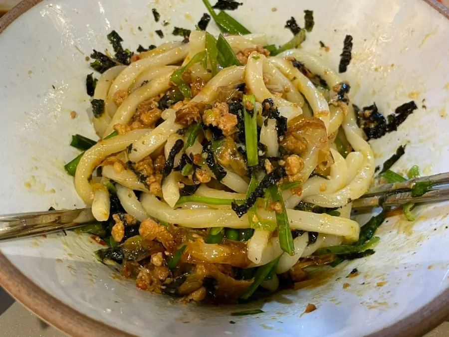 Mixing the mazesoba noodles