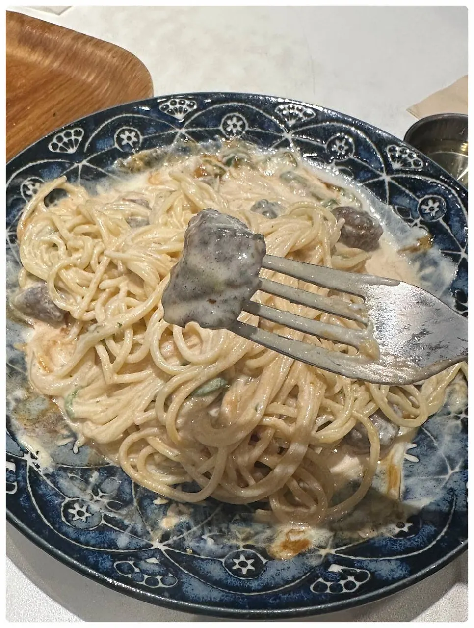 포크로 집어 올린 큐브 스테이크 토핑