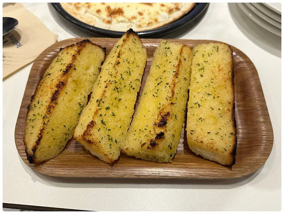 크루통과 눈꽃 치즈가 올라간 그린 샐러드