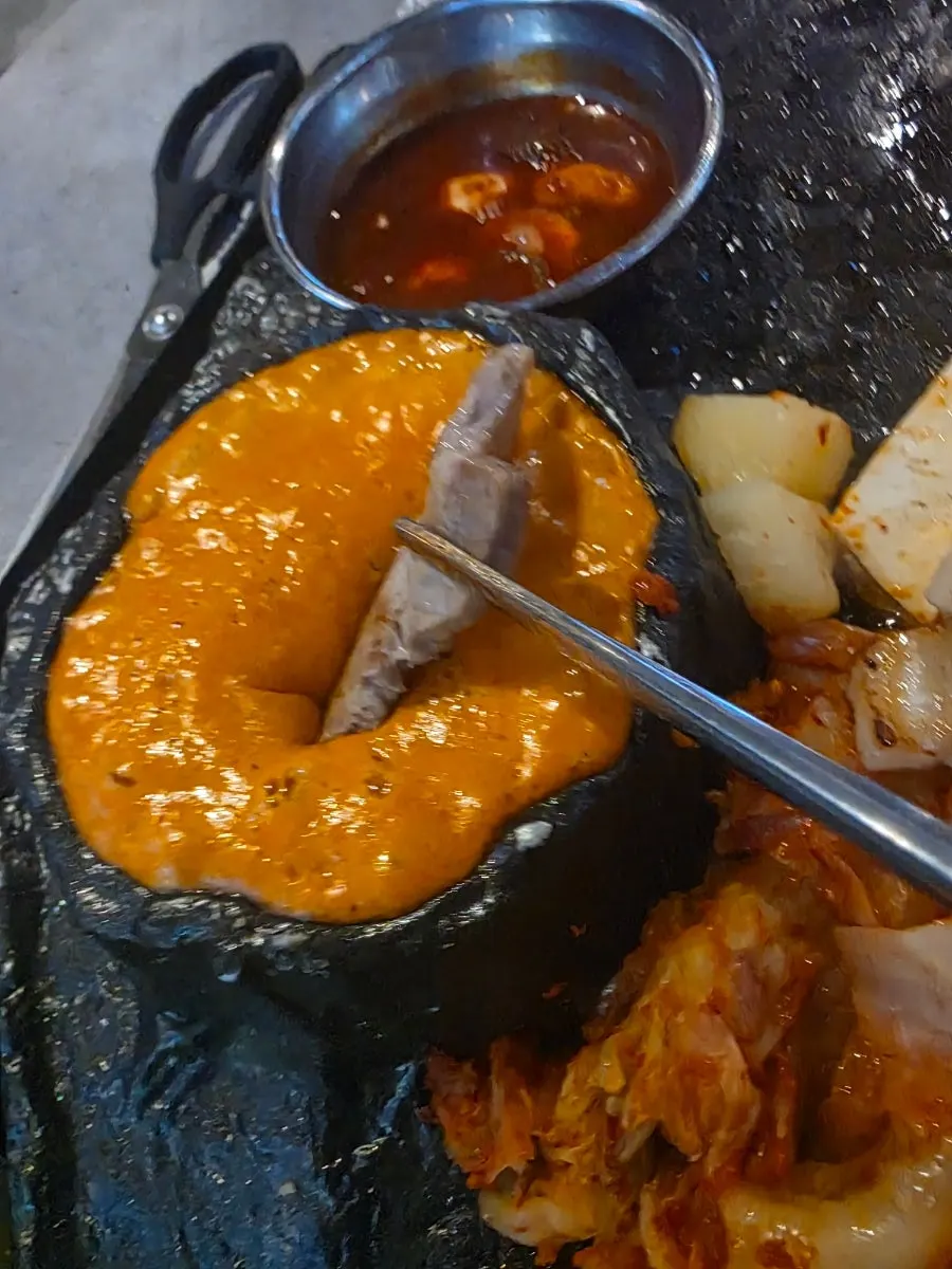 김치와 함께 굽는 돼지고기