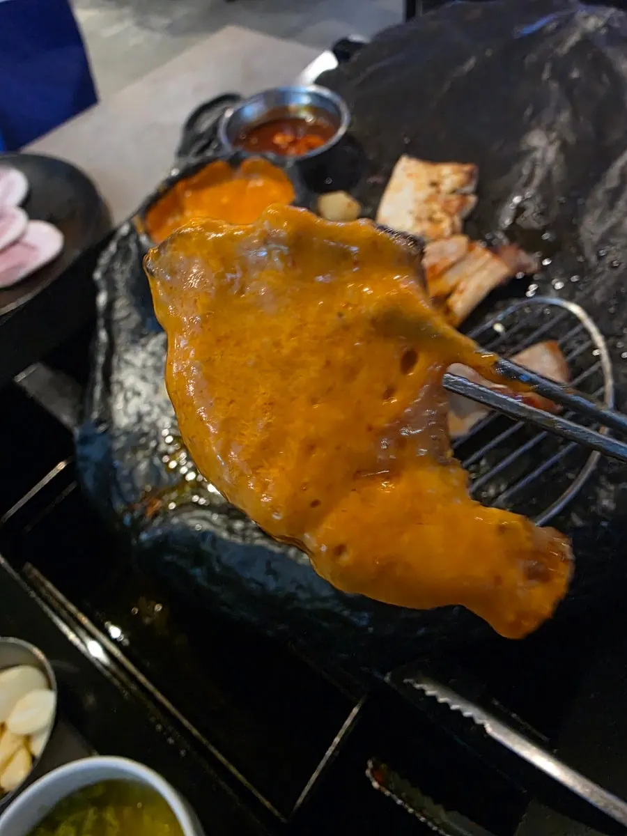 김치와 함께 굽는 돼지고기