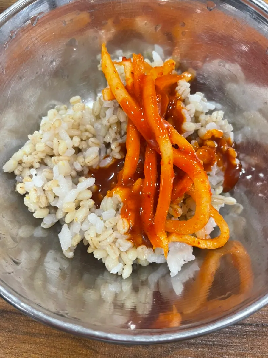 Barley rice with sesame oil and chojang before the meal