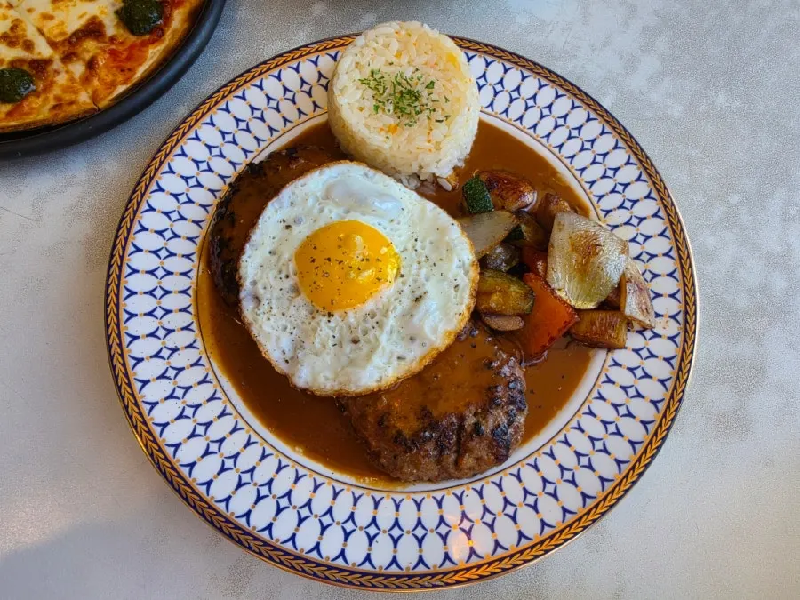 Rolling hamburg steak with side dishes