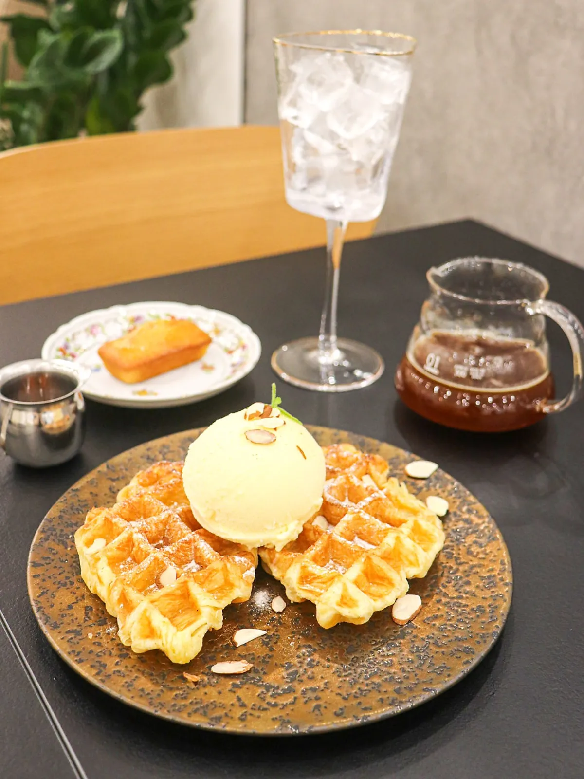 Tteum Café by Oneplay Suwon Stationのアイスクリームクロッフルとコーヒー