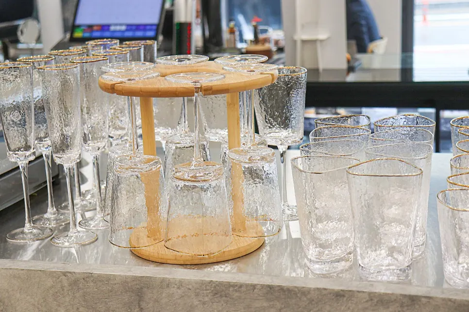 大きな窓があるカフェ内部の雰囲気