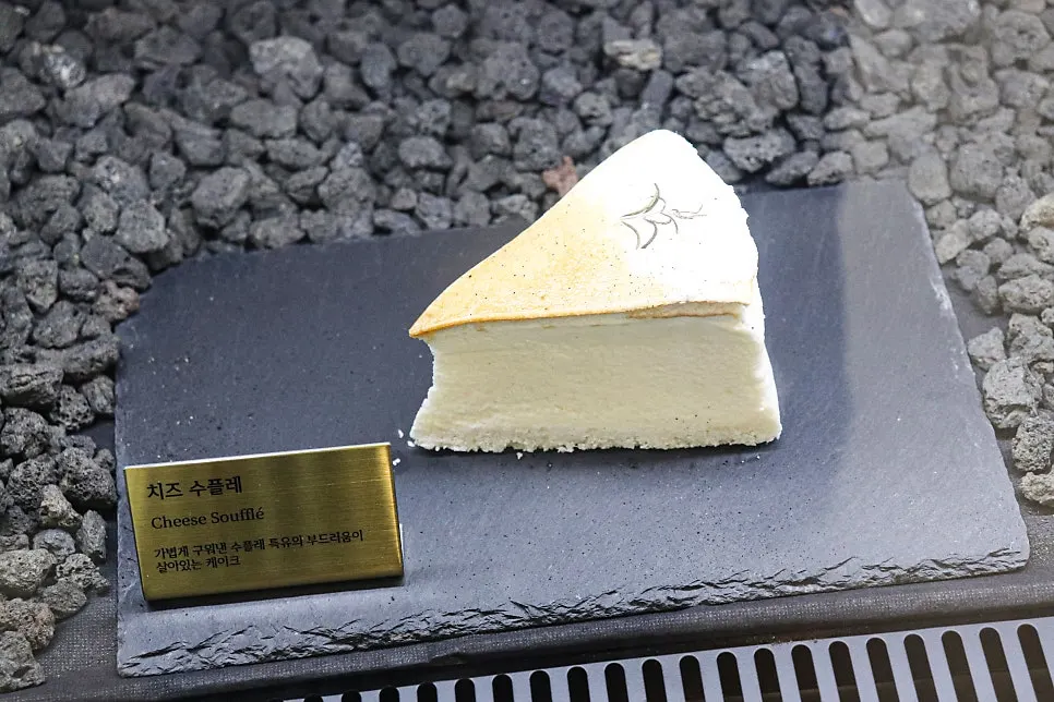 ショーケースの中のホールケーキ