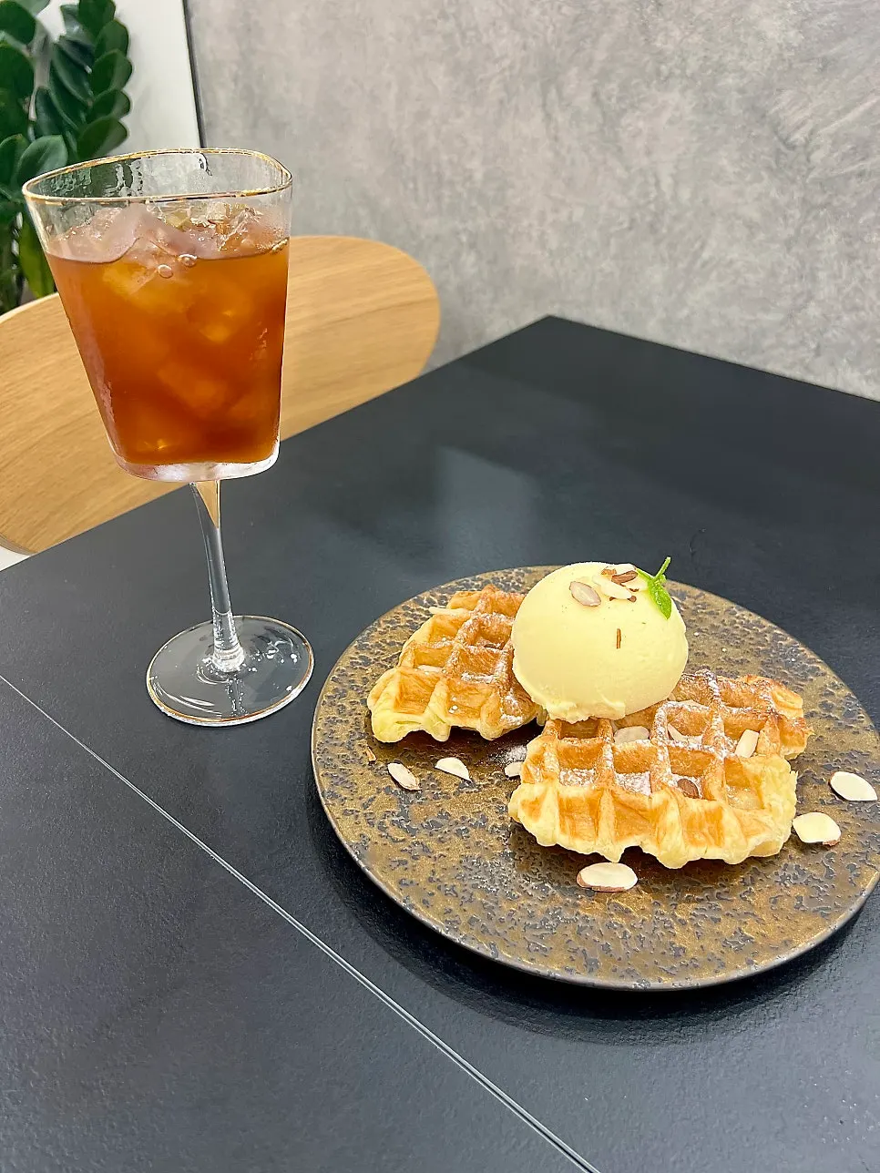 クロッフルとコーヒーが一緒に置かれたテーブル