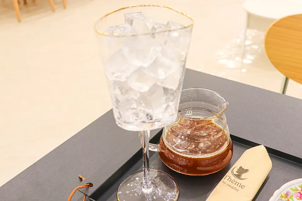 ワイングラスにコーヒーを注ぐ様子