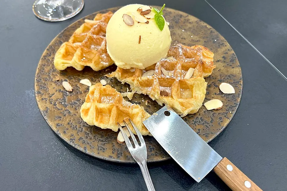 クロッフルにバニラアイスクリームを乗せた様子