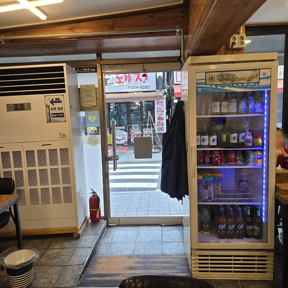 エプロンが掛かったダソンカルグクスの店内