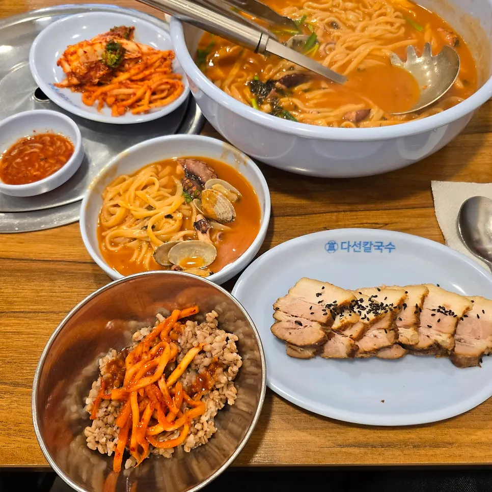Full spread of kalnakji, boiled pork, and side dishes