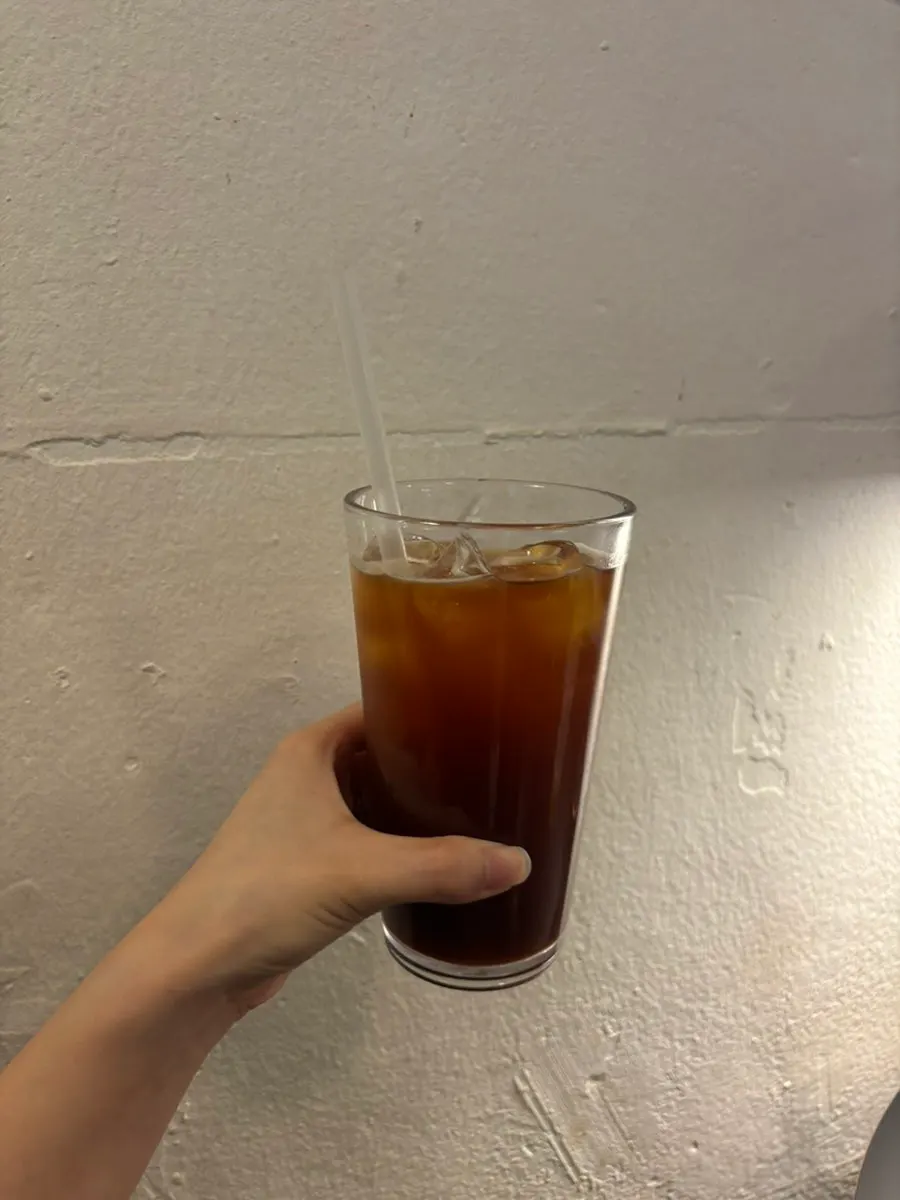콘크리트 감성으로 담은 주문 음료