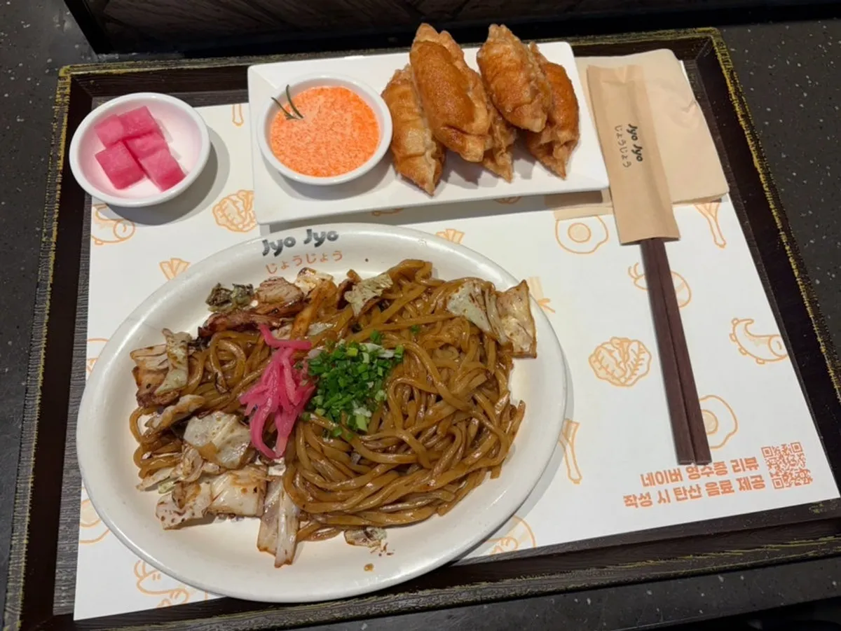 Yakisoba set from Jojo at Suwon Station's AK Plaza, main photo