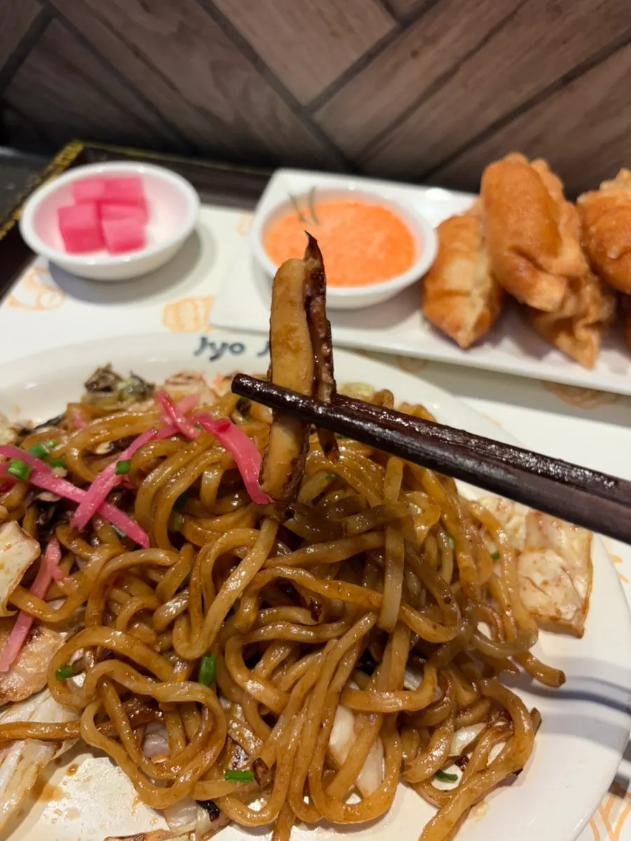 A plate of yakisoba stir-fried on the teppan