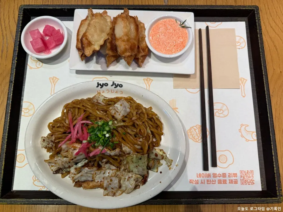 The full yakisoba set laid out on the table