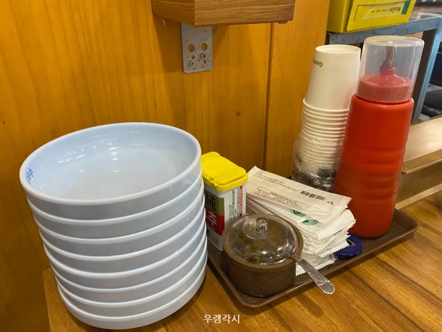 칼국수 칼낙지 수육이 적힌 메뉴판