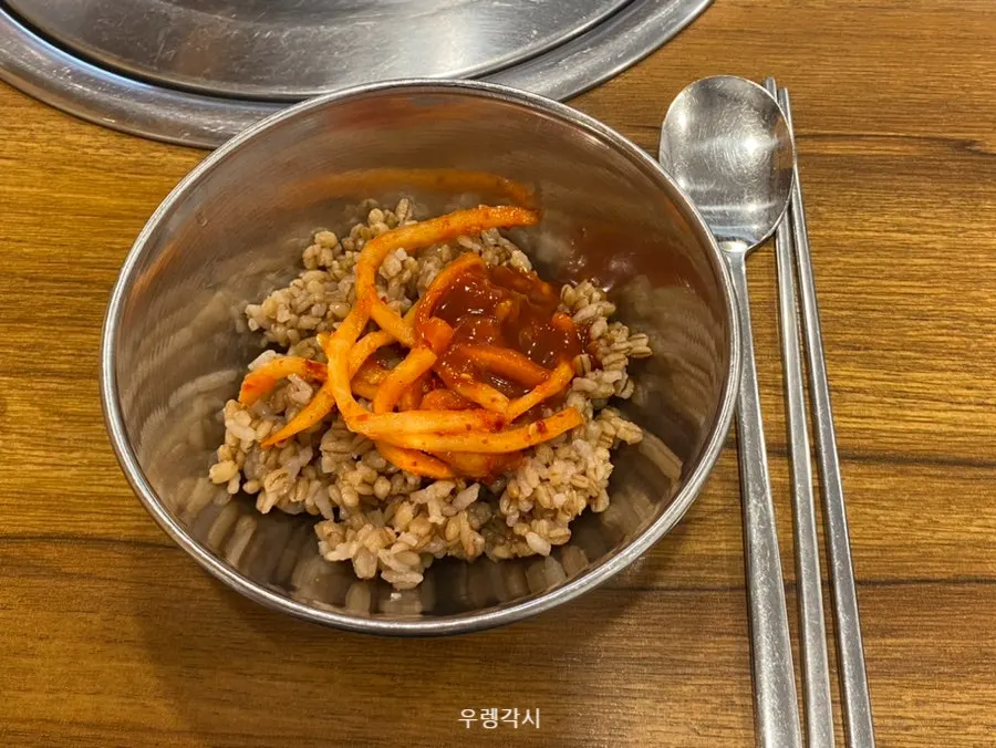테이블 위 고추장아찌와 초장, 후추
