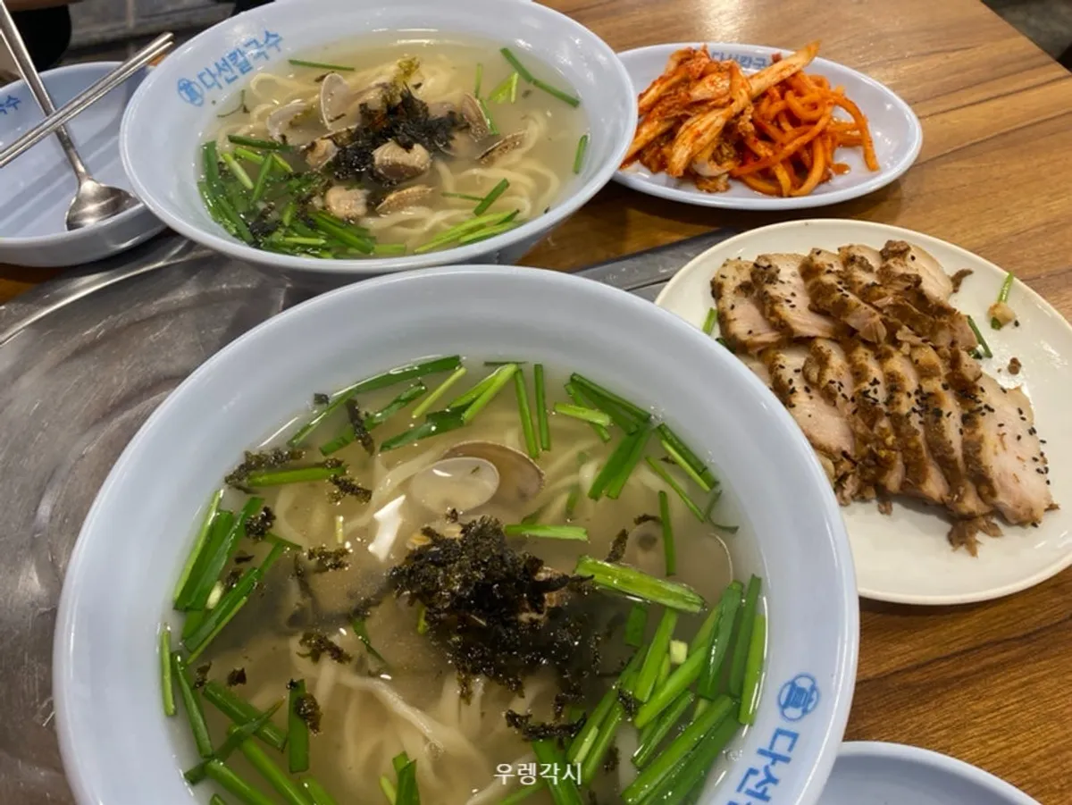 매콤달콤한 김치와 생채 반찬