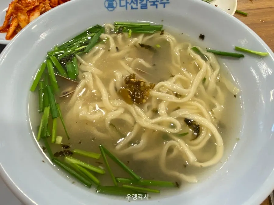 바지락이 들어간 칼국수 국물과 면발