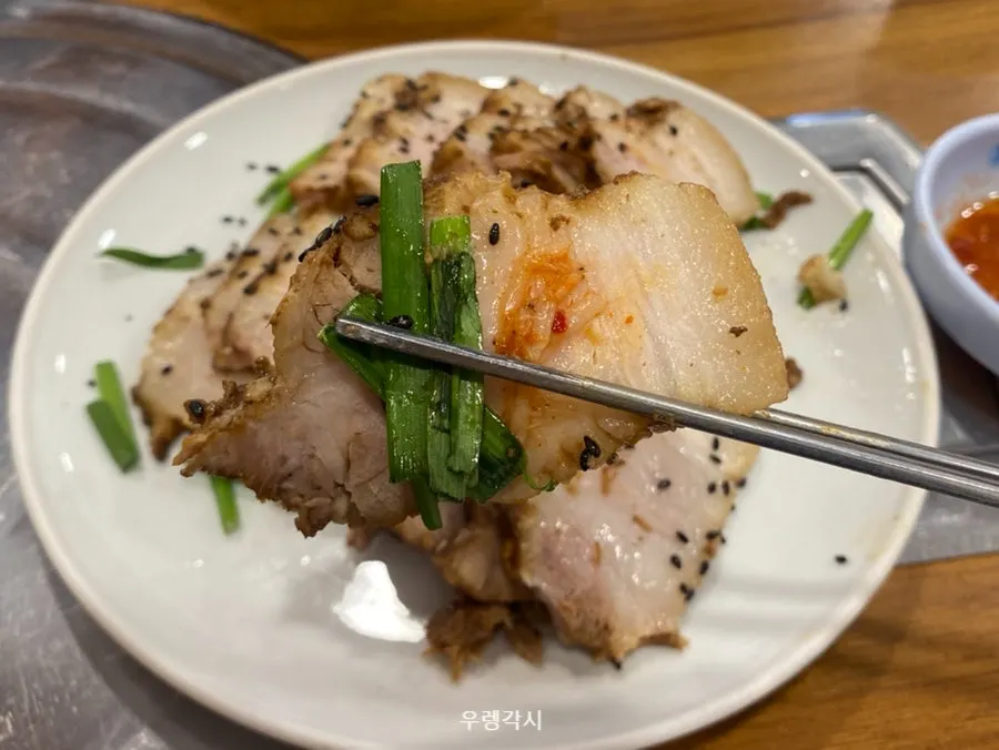 깨를 뿌린 접시수육 한판