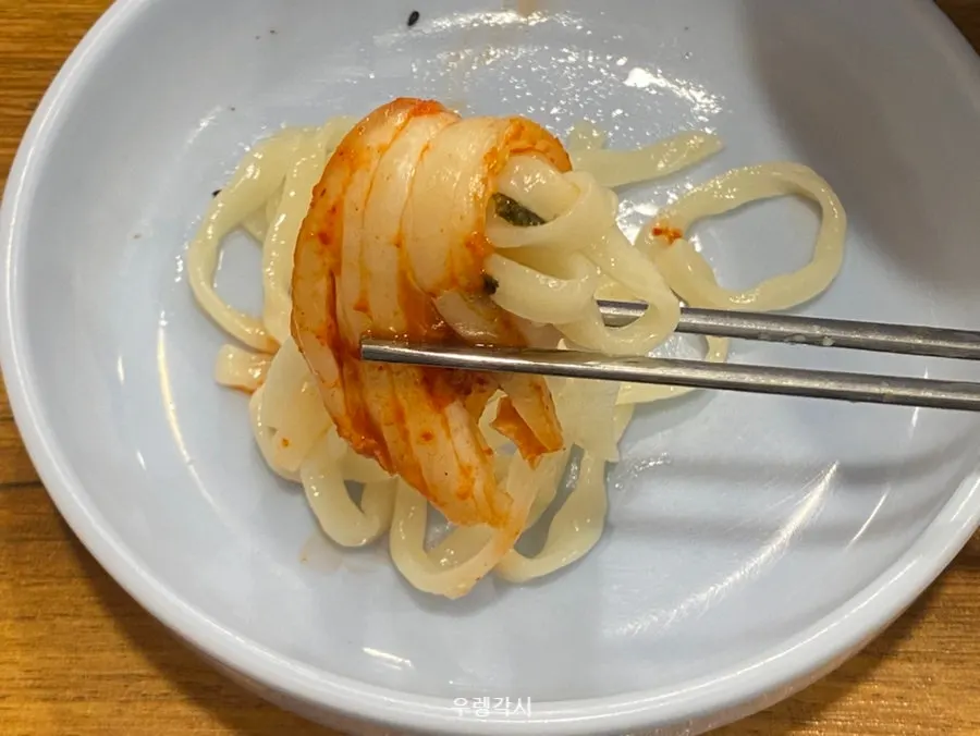 부추와 새우젓에 싸 먹는 수육