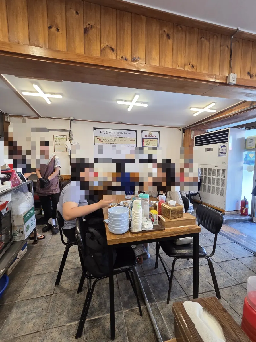 만석이던 다선칼국수 본점 홀 모습