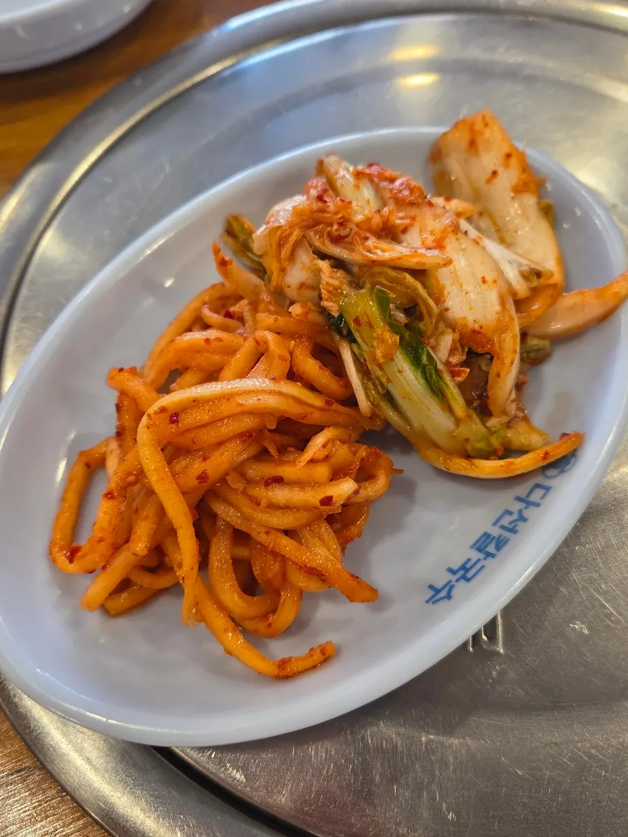 기본 반찬으로 나온 김치와 무생채