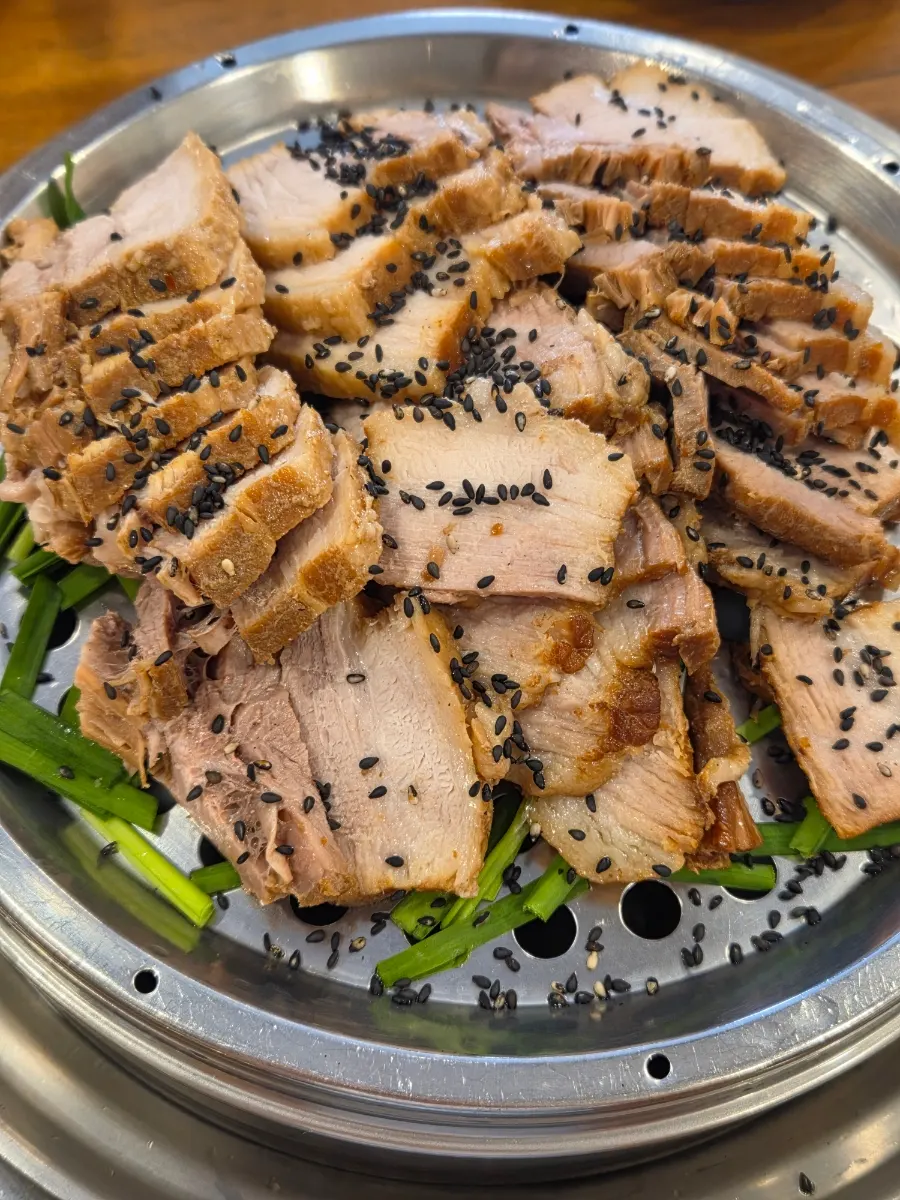 푸짐하게 담긴 수육보쌈 대자 한 상