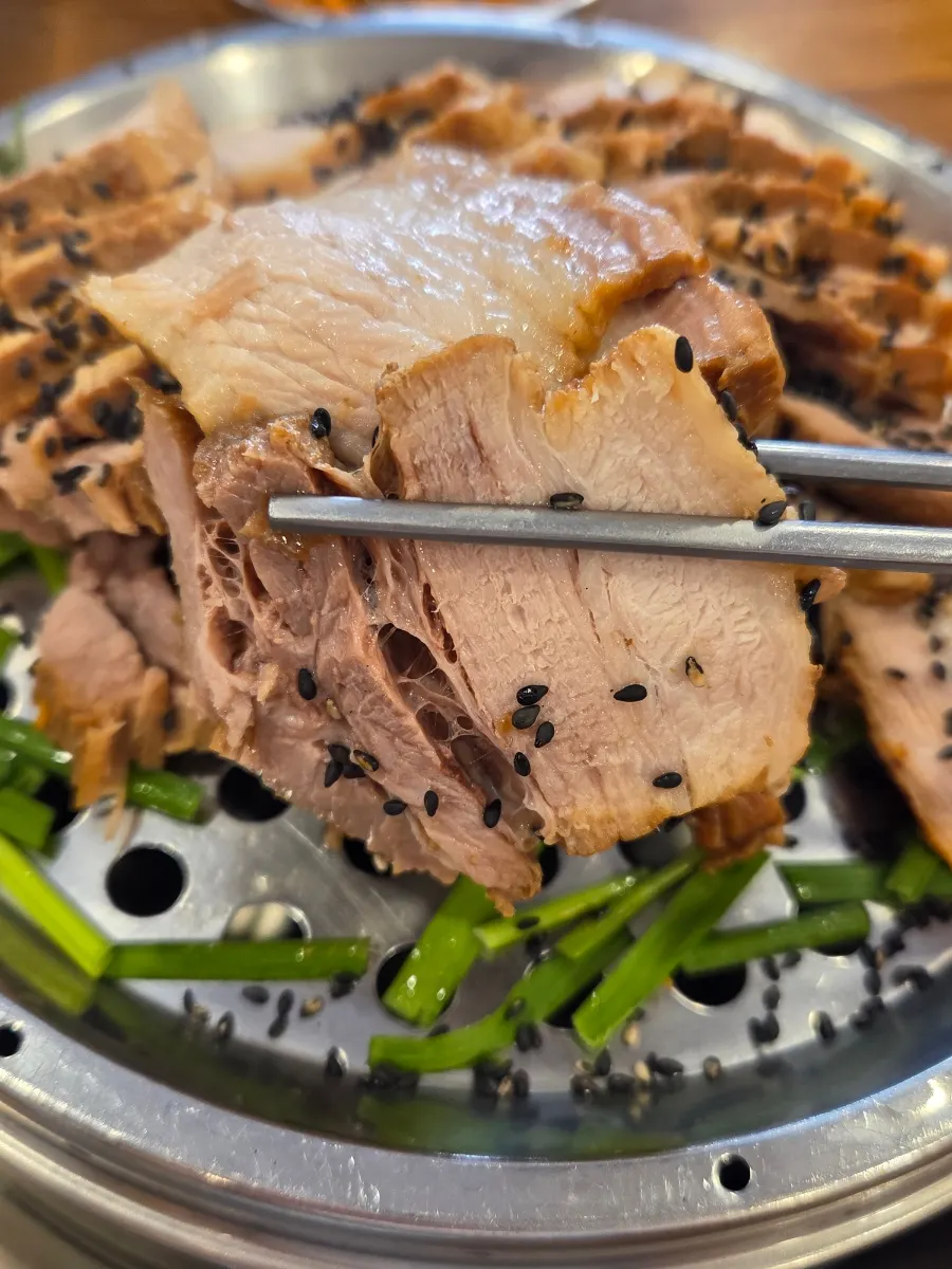 비계와 살코기 비율이 좋은 수육 접시