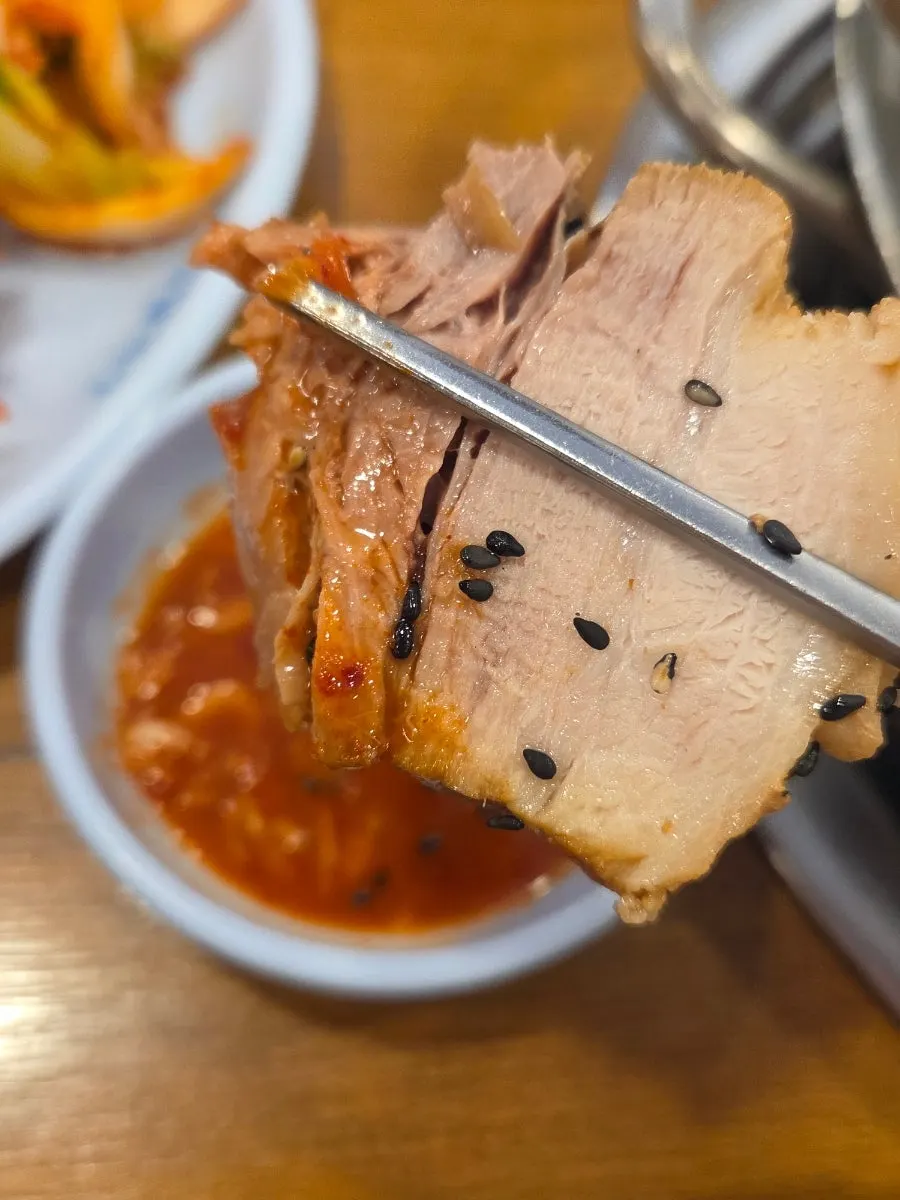 증기로 데워지는 찜기 형태의 수육보쌈