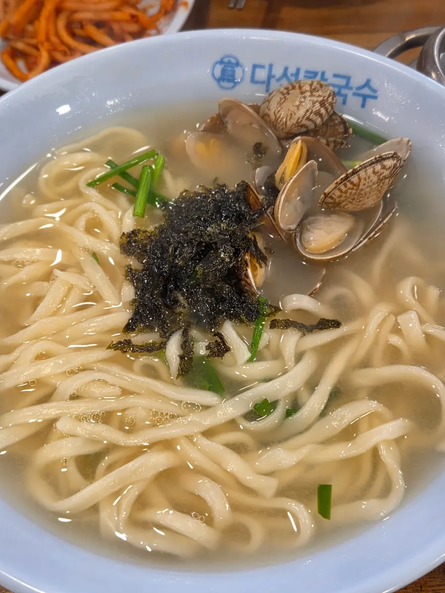 조개육수 칼국수 한 그릇