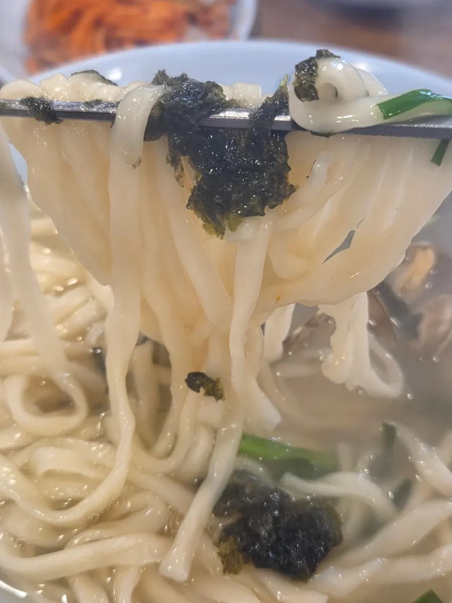 육수를 머금은 쫄깃한 칼국수 면발