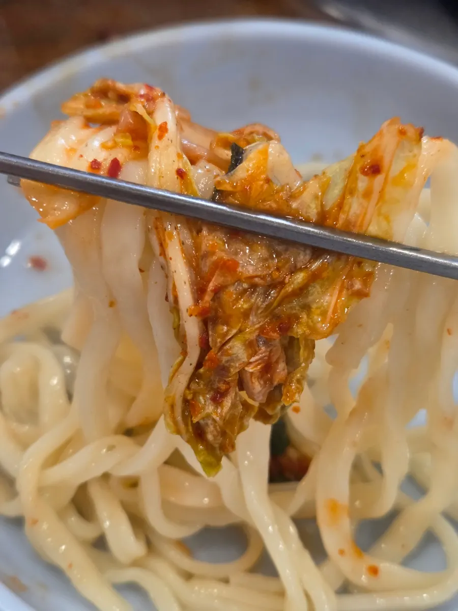 칼국수 면 위에 올린 겉절이 김치