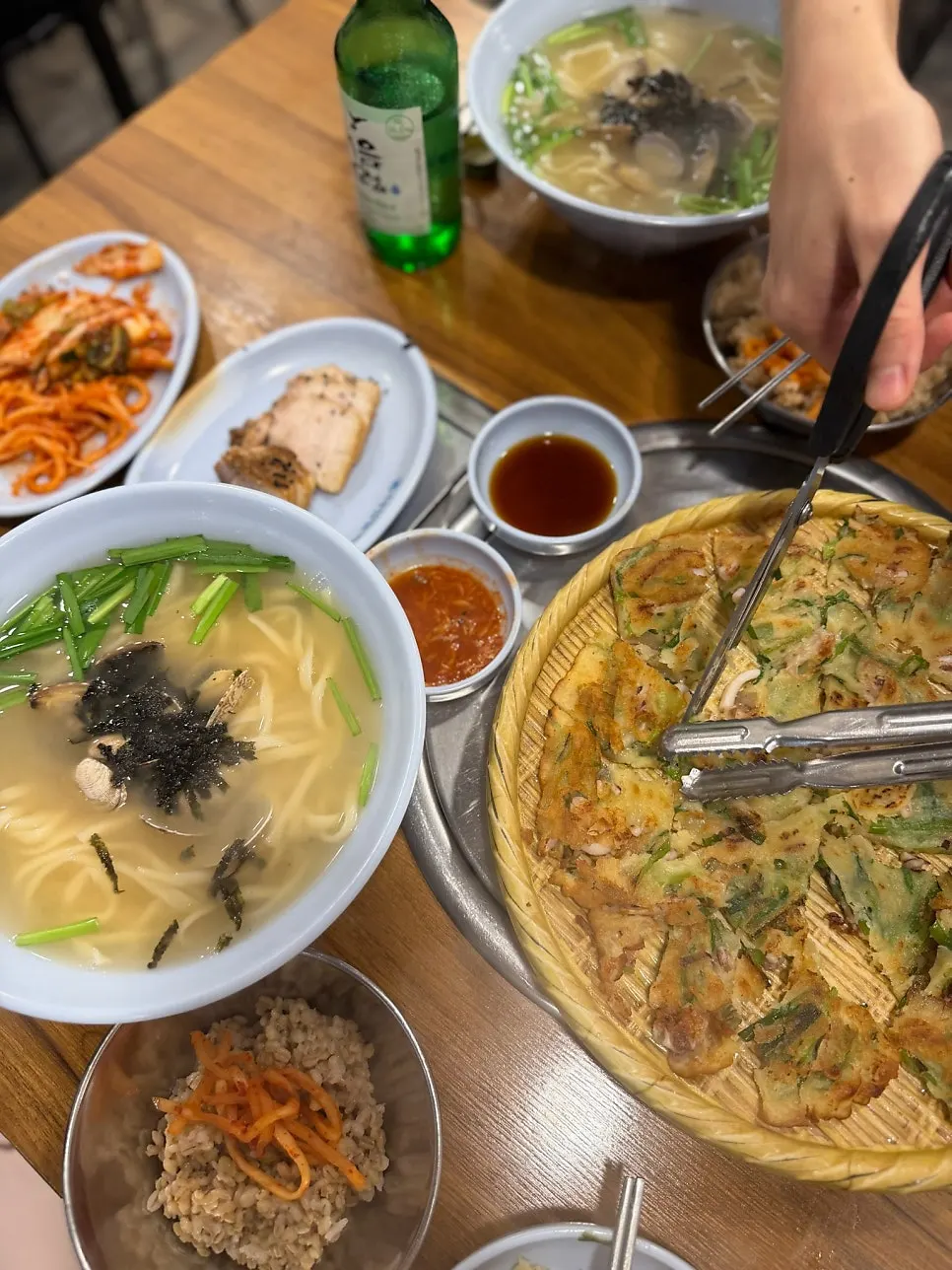มื้อเที่ยงคัลกุกซูที่จัดวางบนโต๊ะ