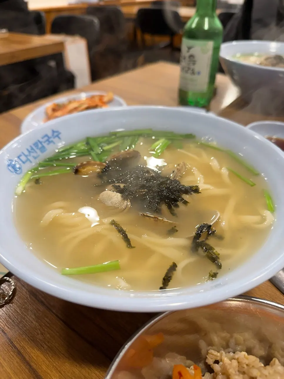 ภาพมื้ออาหารคัลกุกซูพร้อมเครื่องเคียง
