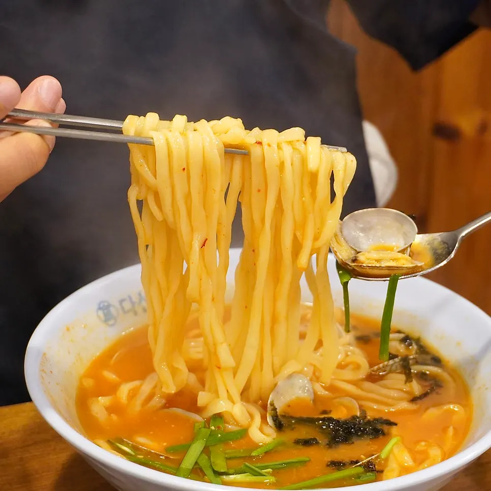 A bowl of clean-broth Daseon kalguksu