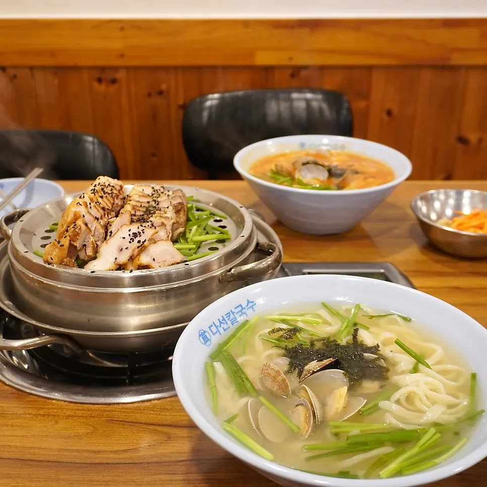 Thick, spicy jang-kalguksu