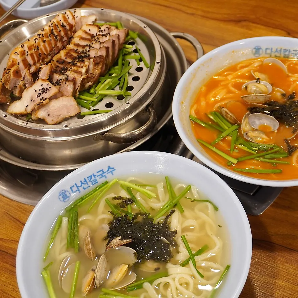 A full lunch spread of kalguksu and bossam