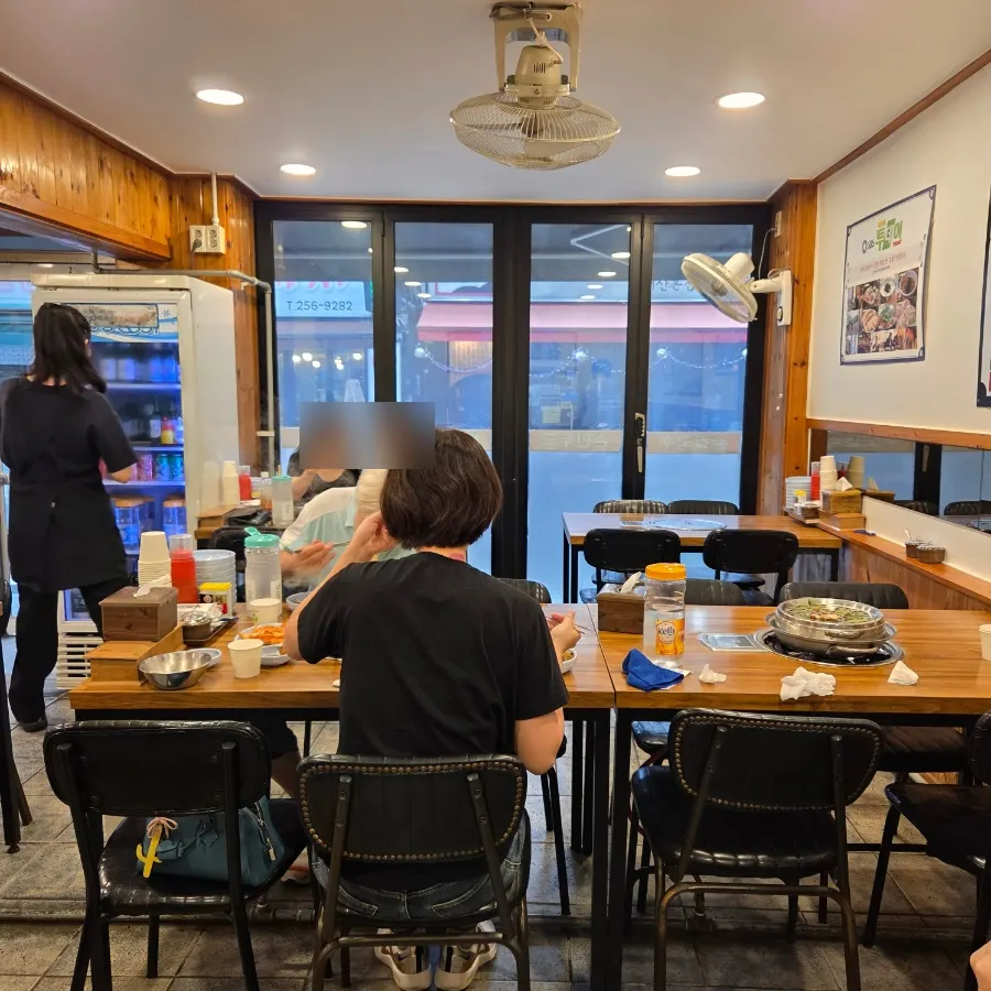 Cozy interior of Daseon Kalguksu