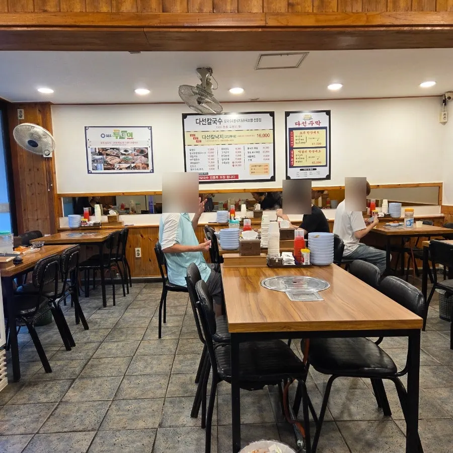 Dining hall tables at Daseon Kalguksu
