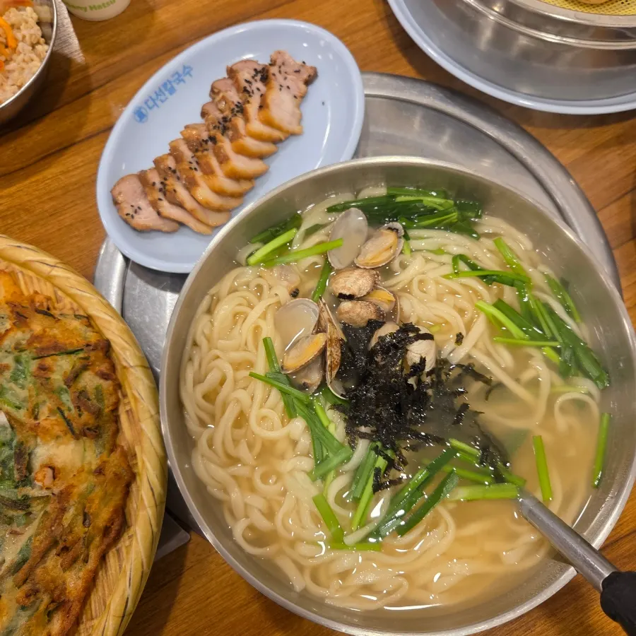 A bowl of extra-large kalguksu set meal