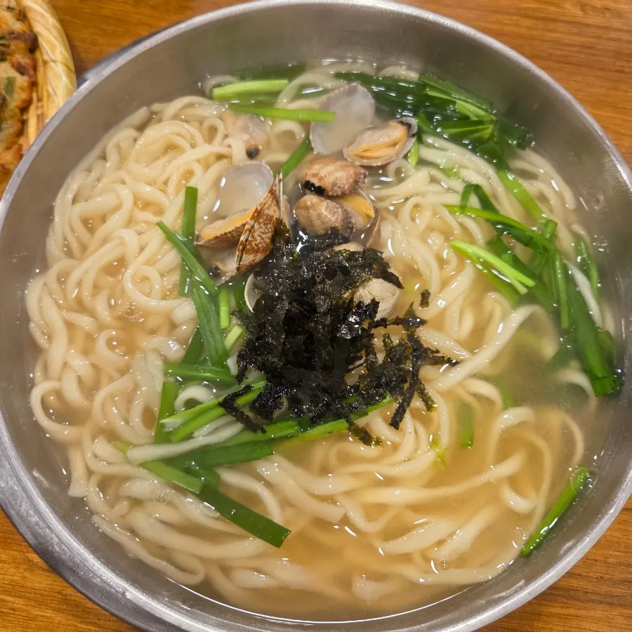 Boiled pork served with the kalguksu