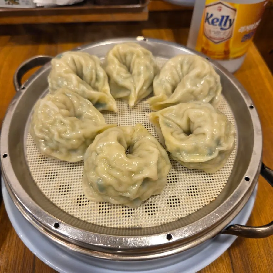 A plate of kimchi dumplings at Daseon Kalguksu