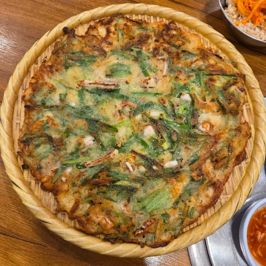 Seafood pajeon at Daseon Kalguksu