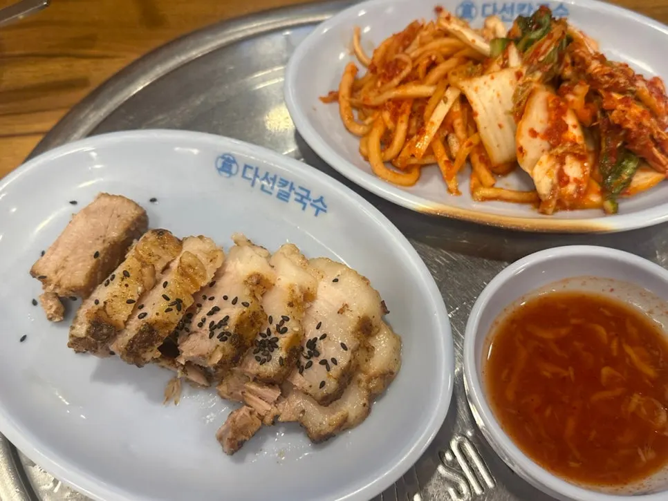 Full spread of the ₩15,000 kalguksu set menu at Daseon Kalguksu