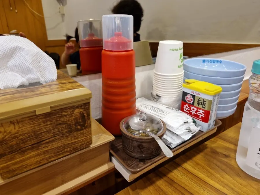 4인 테이블이 놓인 다선칼국수 본점 내부