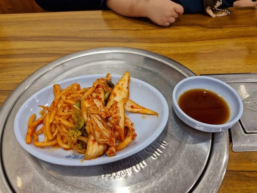 손님으로 채워진 매장 홀 모습