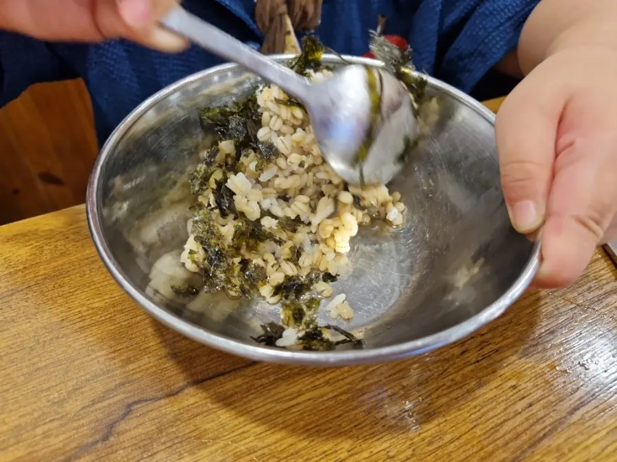 식전에 나온 보리비빔밥 한 그릇